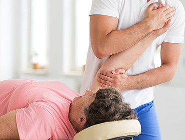 Physiotherapeuth behandelt einen Arm