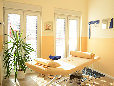 lichtdurchfluteter Raum mit Massagebank