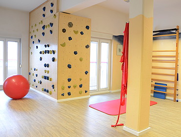 Einblick in lichtdurchfluteten Raum mit Kletterwänden