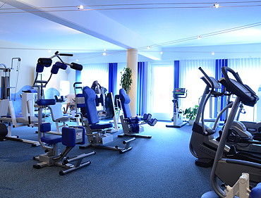 Blick in einen Raum mit Fitnessgeräten